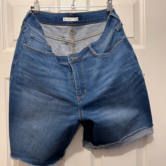 Nine West Bermuda shorts. Hardly worn. Size 14 women - Picture 1 of 3